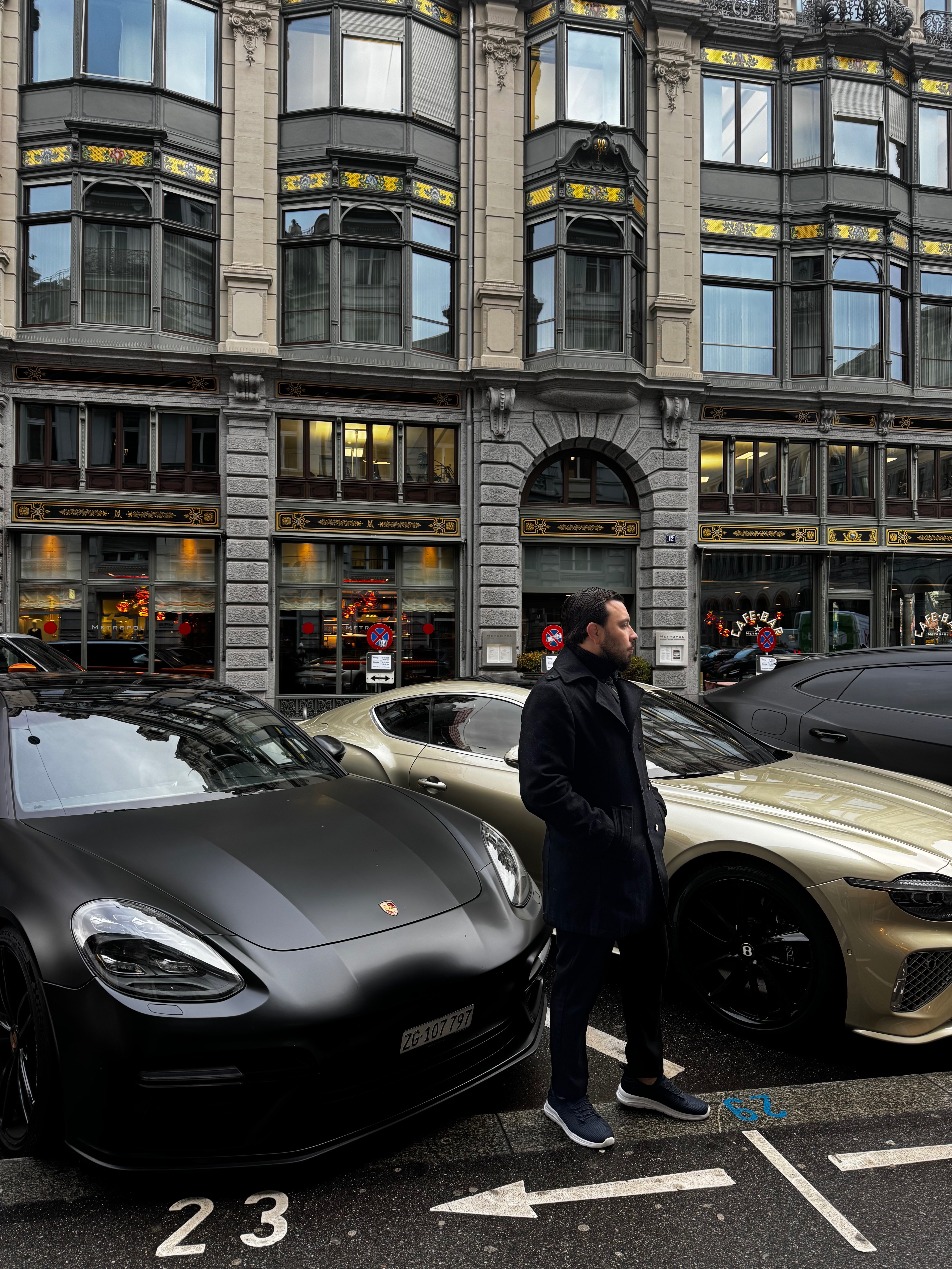 Elton Reis em frente a carros na Europa